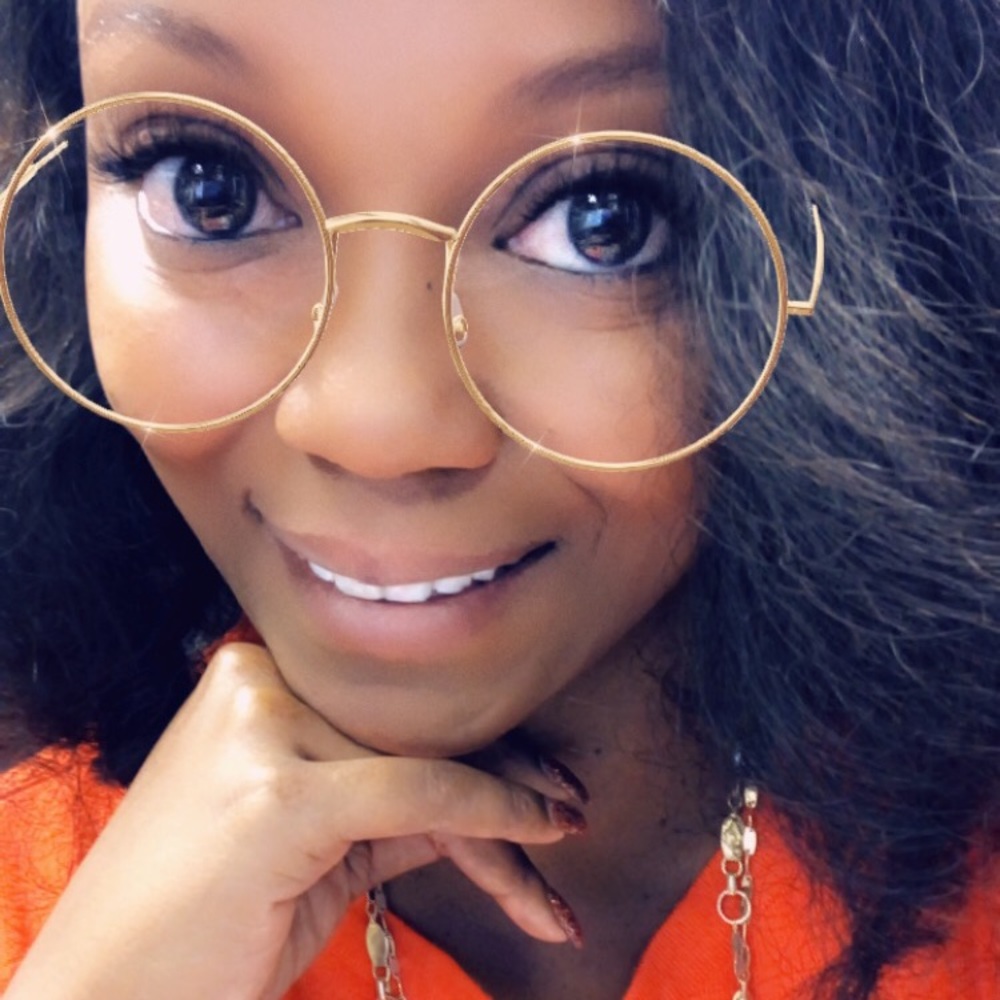 Meet your Posher, Moni